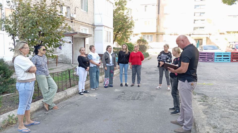 Сегодня, 17 сентября, заместитель руководителя Управы Советского внутригородского района Администрации городского округа Макеевка Надежда Прокапович провела встречу с населением возле дома № 10 Второго микрорайона Сегодня, 17 сентября, заместитель руководителя Управы Советского внутригородского района Администрации городского округа Макеевка Надежда Прокапович провела встречу с населением возле дома № 10 Второго микрорайона