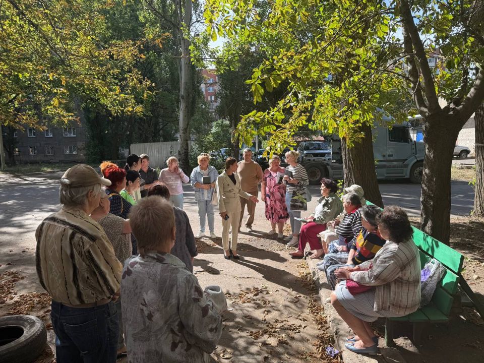 Сегодня, 17 сентября, управляющий делами Администрации городского округа Макеевка Екатерина Галышева провела встречу с населением по адресу: г.о. Макеевка, г. Макеевка, мкр. Центральный, 3 Сегодня, 17 сентября, управляющий делами Администрации городского округа Макеевка Екатерина Галышева провела встречу с населением по адресу: г.о. Макеевка, г. Макеевка, мкр. Центральный, 3