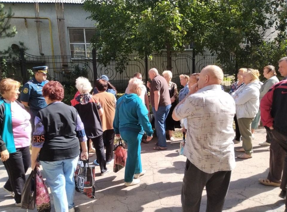 17 сентября руководитель Управы Червоногвардейского внутригородского района Антон Гринзовский провел встречу с жителями жилого массива Дзержинского на придомовой территории дома № 1 по улице Таёжной