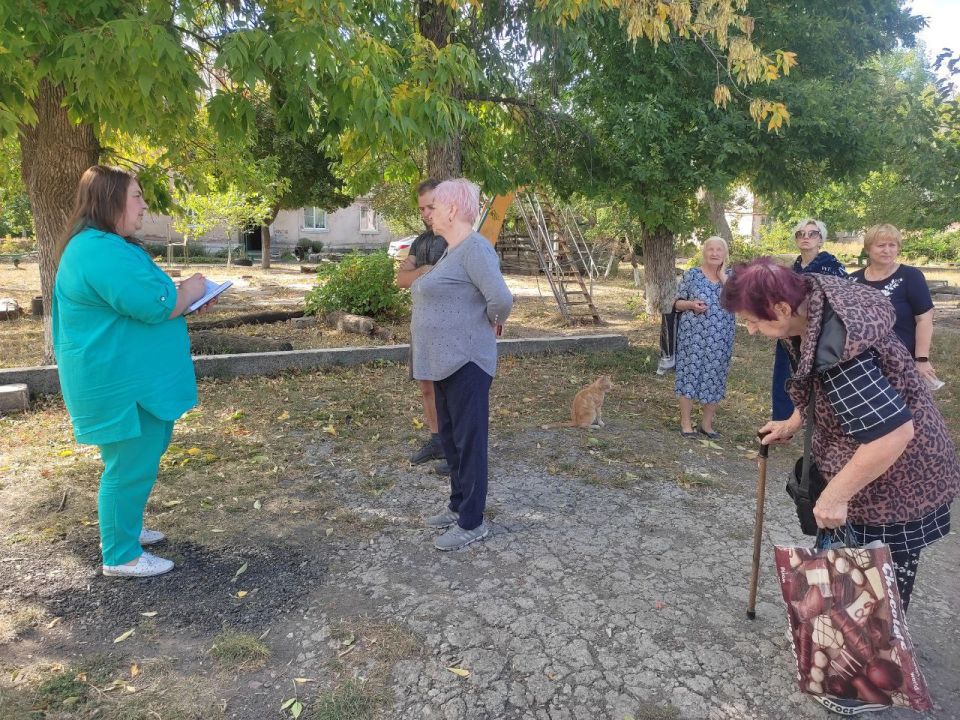 По поручению Главы ДНР Дениса Пушилина, 17 сентября, спикер-активист Татьяна Синяговская провела встречу с жителями района на подведомственной территории по ул. Трубицына, 15 По поручению Главы ДНР Дениса Пушилина, 17 сентября, спикер-активист Татьяна Синяговская провела встречу с жителями района на подведомственной территории по ул. Трубицына, 15