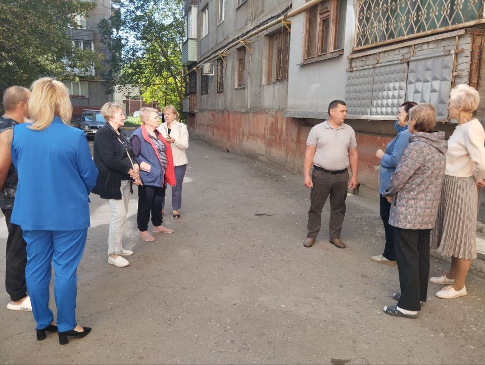 17 сентября в Червоногвардейском районе состоялась встреча руководителя Управы Червоногвардейского внутригородского района Антона Гринзовского с жителями жилого массива Дзержинского на придомовой территории дома № 2-А по... 17 сентября в Червоногвардейском районе состоялась встреча руководителя Управы Червоногвардейского внутригородского района Антона Гринзовского с жителями жилого массива Дзержинского на придомовой территории дома № 2-А по...