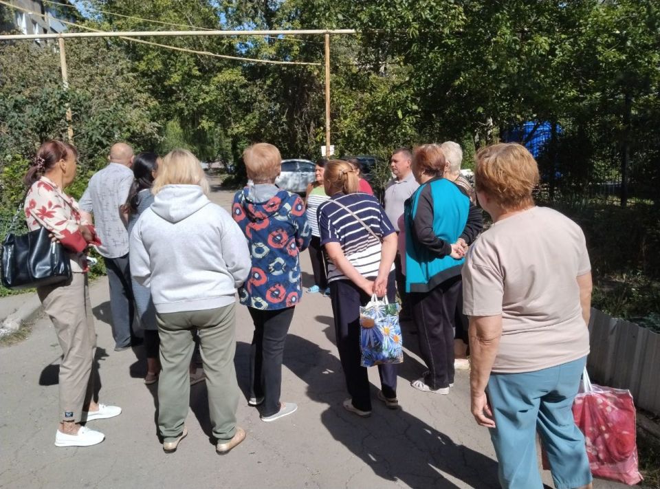 17 сентября руководитель Управы Червоногвардейского внутригородского района Антон Гринзовский провел встречу с жителями жилого массива Дзержинского на придомовой территории дома № 1 по улице Таёжной 17 сентября руководитель Управы Червоногвардейского внутригородского района Антон Гринзовский провел встречу с жителями жилого массива Дзержинского на придомовой территории дома № 1 по улице Таёжной