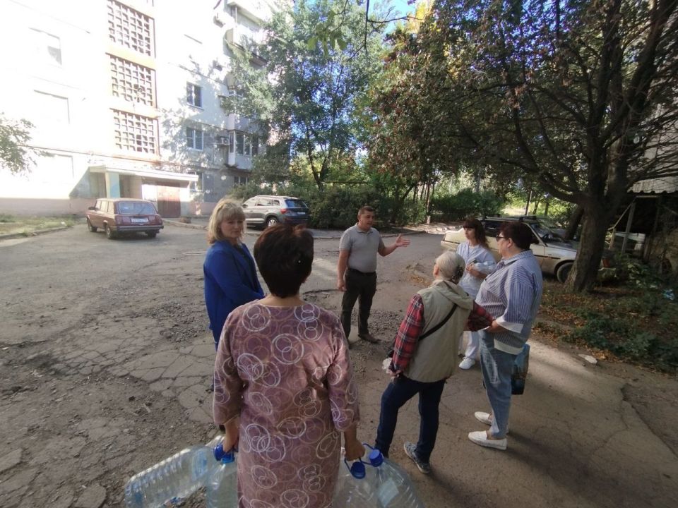 17 сентября руководитель Управы Червоногвардейского внутригородского района Антон Гринзовский провел встречу с жителями жилого массива Дзержинского возле дома № 43 по улице Фонтанной 17 сентября руководитель Управы Червоногвардейского внутригородского района Антон Гринзовский провел встречу с жителями жилого массива Дзержинского возле дома № 43 по улице Фонтанной