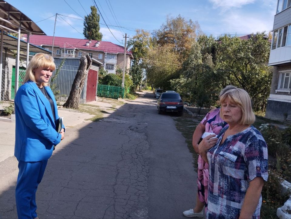 17 сентября в Червоногвардейском районе состоялась встреча заместителя руководителя Управы Червоногвардейского внутригородского района Татьяны Задорожной с жителями жилого массива Восточный на придомовой территории дома № 4... 17 сентября в Червоногвардейском районе состоялась встреча заместителя руководителя Управы Червоногвардейского внутригородского района Татьяны Задорожной с жителями жилого массива Восточный на придомовой территории дома № 4...