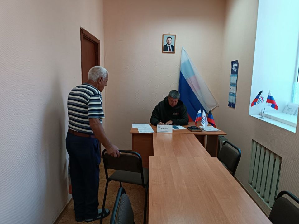 17 сентября депутат Народного совета ДНР первого созыва Александр Камышов провёл приём граждан в Общественной приемной Председателя партии «Единая Россия» Червоногвардейского района 17 сентября депутат Народного совета ДНР первого созыва Александр Камышов провёл приём граждан в Общественной приемной Председателя партии «Единая Россия» Червоногвардейского района