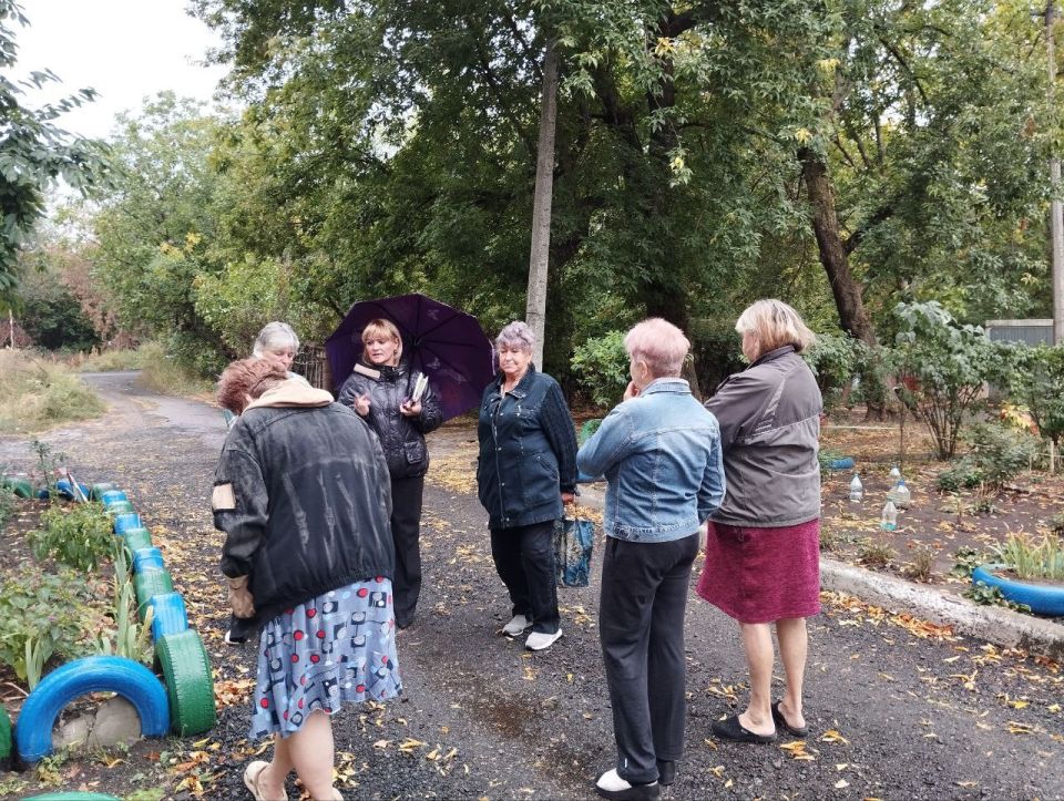 18 сентября заместитель руководителя Управы Червоногвардейского внутригородского района Татьяна Задорожная провела встречу с жителями жилого массива Крупской возле дома № 13 переулка Тановый