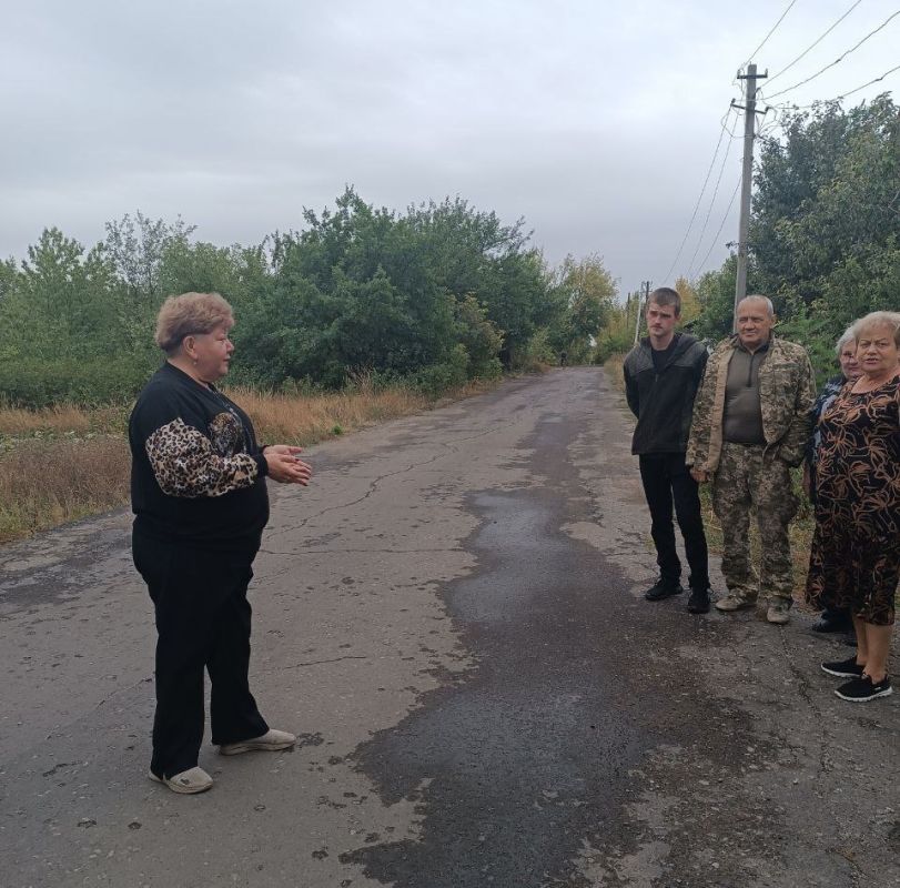 Сегодня, 18 сентября, спикер Галина Егорова провела встречу с населением возле дома № 10 по ул. Коммунистическая в жилом массиве шахты № 21