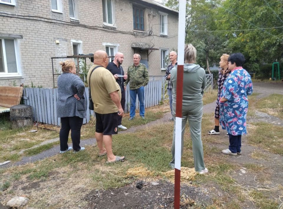 18 сентября депутат Макеевского городского совета ДНР первого созыва Сергей Щетинин провел встречу с жителями жилого массива Крупской во дворе дома № 72 по улице Тореза 18 сентября депутат Макеевского городского совета ДНР первого созыва Сергей Щетинин провел встречу с жителями жилого массива Крупской во дворе дома № 72 по улице Тореза