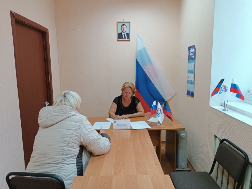 18 сентября депутат Макеевского городского совета ДНР первого созыва Сергей Щетинин провел встречу с жителями жилого массива Крупской во дворе дома № 72 по улице Тореза 18 сентября депутат Макеевского городского совета ДНР первого созыва Сергей Щетинин провел встречу с жителями жилого массива Крупской во дворе дома № 72 по улице Тореза