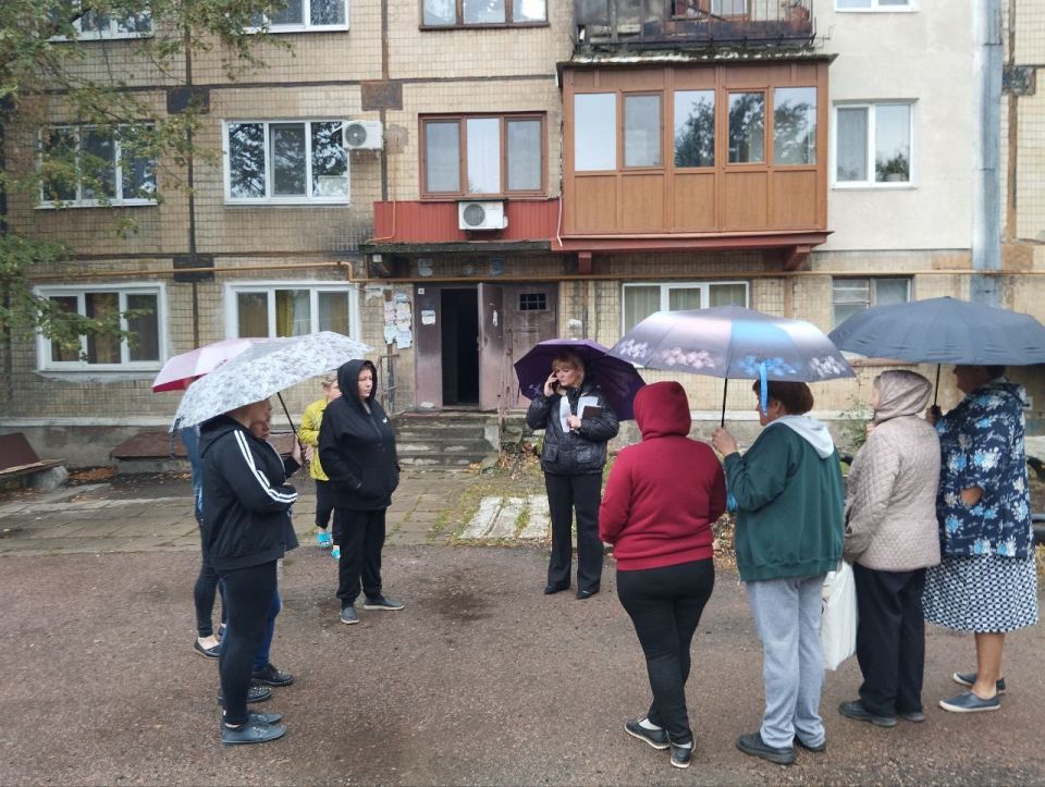 18 сентября в Червоногвардейском внутригородском районе заместитель руководителя управы Татьяна Задорожная провела встречу с жителями жилого массива Крупской возле дома № 17 по улице Тухачевского 18 сентября в Червоногвардейском внутригородском районе заместитель руководителя управы Татьяна Задорожная провела встречу с жителями жилого массива Крупской возле дома № 17 по улице Тухачевского