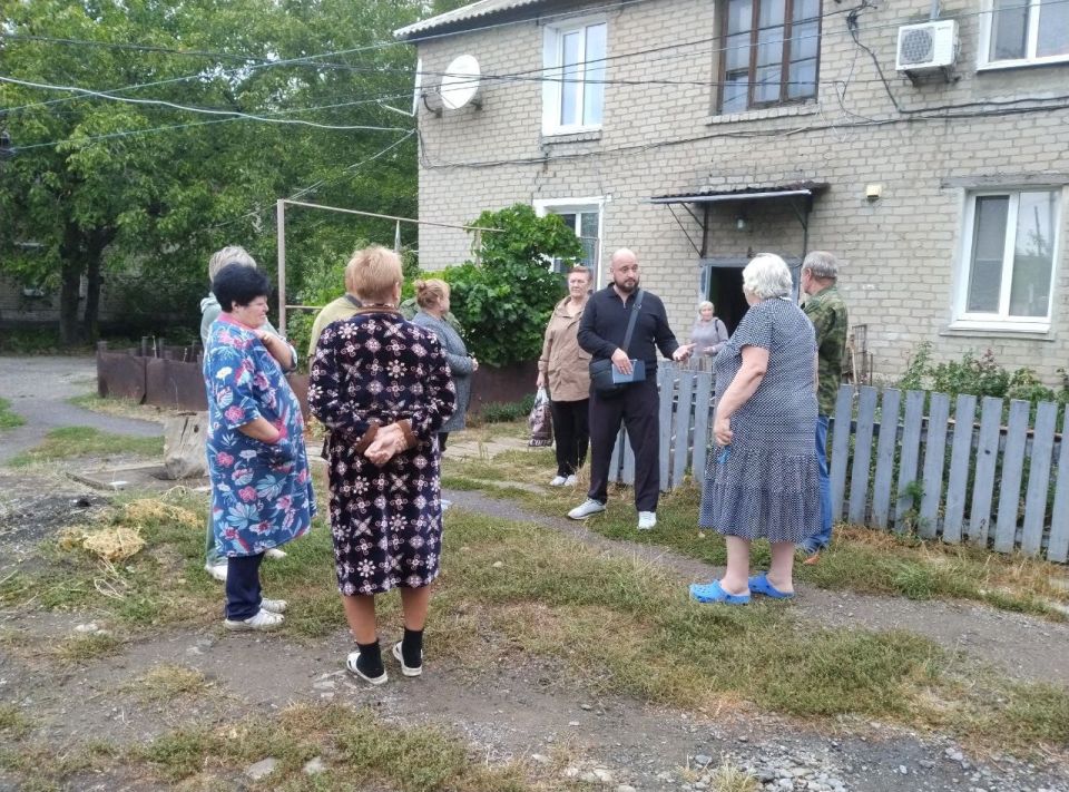 18 сентября депутат Макеевского городского совета ДНР первого созыва Сергей Щетинин провел встречу с жителями жилого массива Крупской во дворе дома № 72 по улице Тореза 18 сентября депутат Макеевского городского совета ДНР первого созыва Сергей Щетинин провел встречу с жителями жилого массива Крупской во дворе дома № 72 по улице Тореза