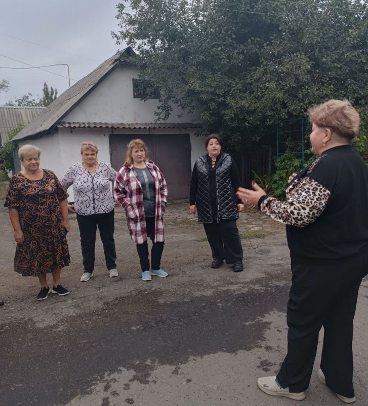 18 сентября встречу с жителями жилого массива шахты № 21 по улице Коминтерна, дом 8 провела спикер Галина Егорова