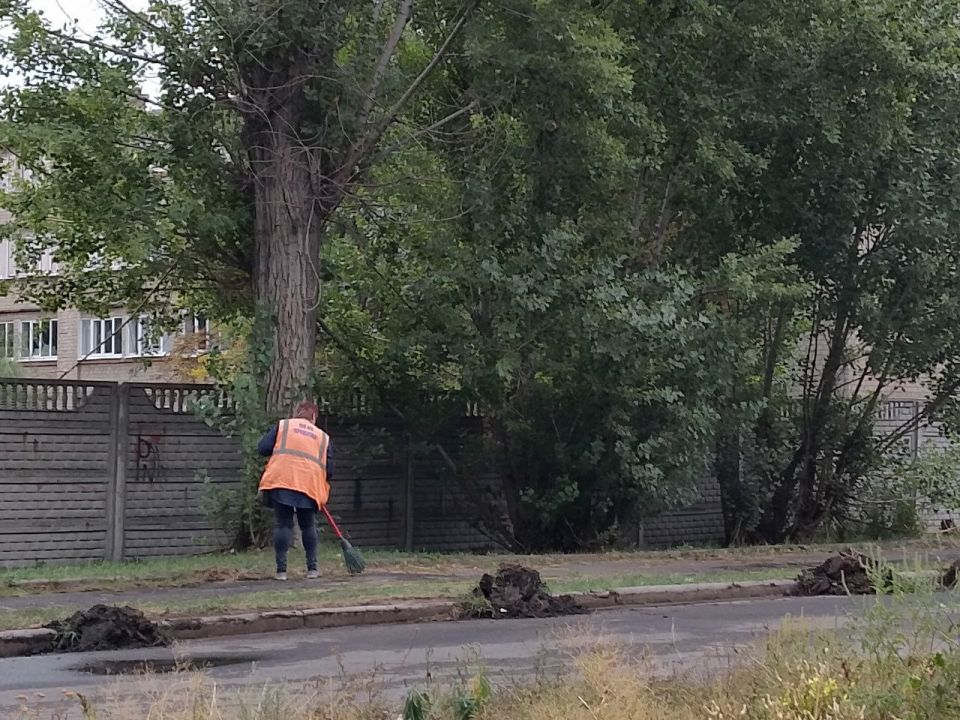 Сегодня, 18 сентября, с целью приведения территории в надлежащее санитарное состояние силами МУП АГМ «Перспектива» ведутся работы по уборке территории по ул. Циолковского