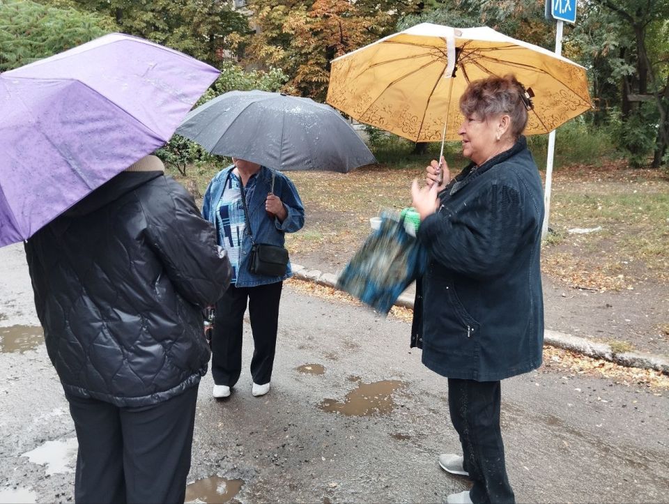 18 сентября во дворе дома № 15 по улице Уборевича состоялась встреча лидера общественного мнения Людмилы Кубатко с жителями жилого массива Крупской 18 сентября во дворе дома № 15 по улице Уборевича состоялась встреча лидера общественного мнения Людмилы Кубатко с жителями жилого массива Крупской