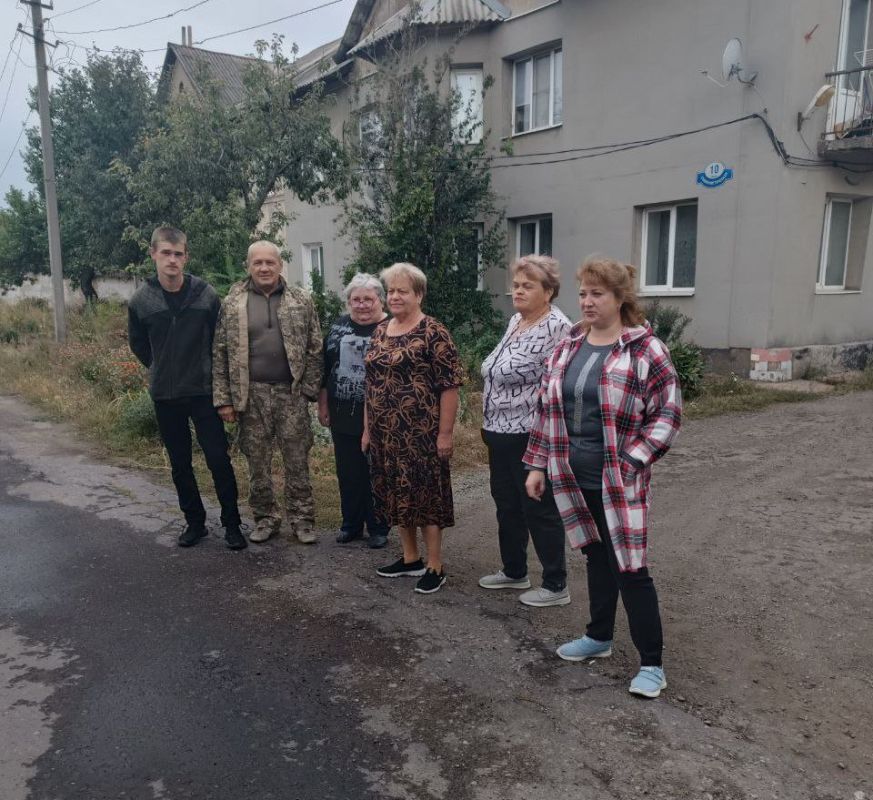 Сегодня, 18 сентября, спикер Галина Егорова провела встречу с населением возле дома № 10 по ул. Коммунистическая в жилом массиве шахты № 21 Сегодня, 18 сентября, спикер Галина Егорова провела встречу с населением возле дома № 10 по ул. Коммунистическая в жилом массиве шахты № 21