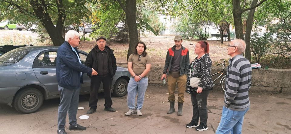 Сегодня, 18 сентября, руководитель Управы Центрально-Городского внутригородского района Владимир Меша провел встречу на подведомственной территории по адресу: г. Макеевка, мкр. Солнечный, 22