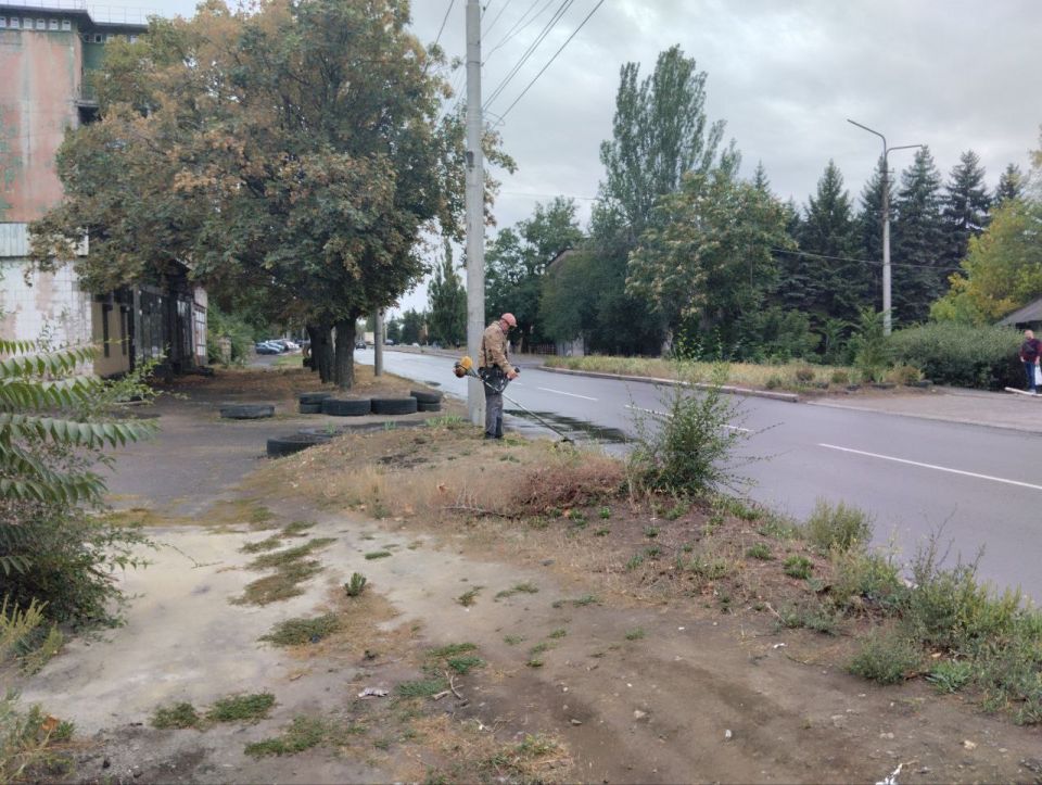 Сегодня, 18 сентября, в Кировском внутригородском районе города Макеевки продолжаются работы по покосу сорных и карантинных трав