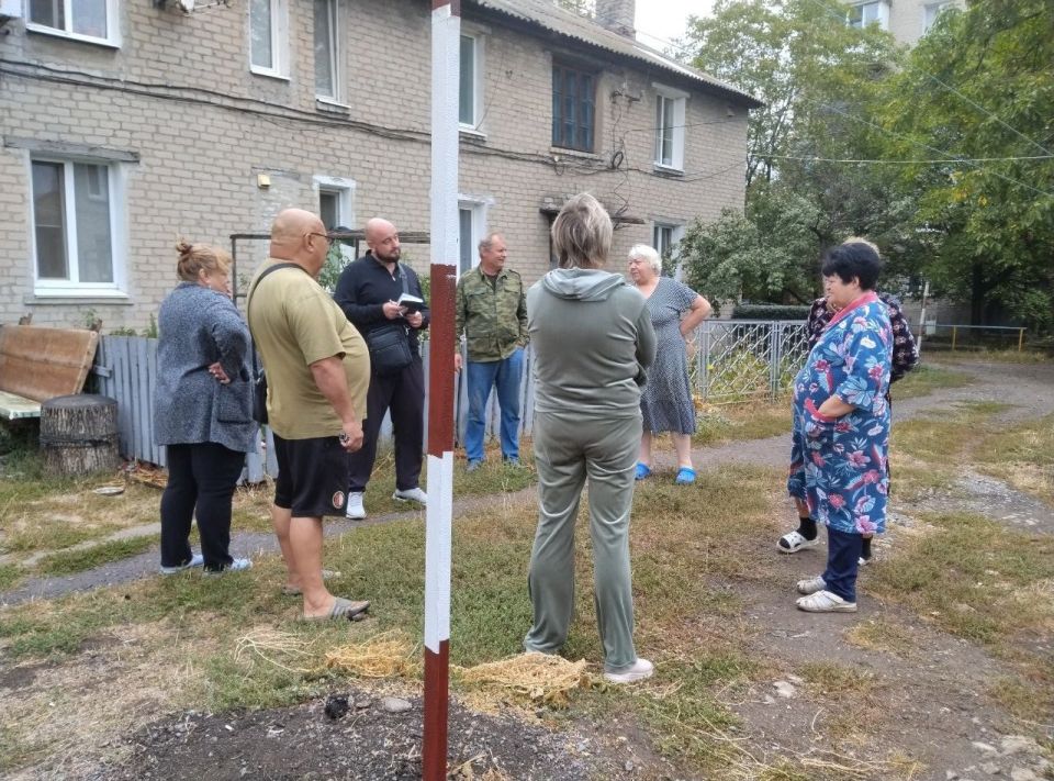 18 сентября депутат Макеевского городского совета ДНР первого созыва Сергей Щетинин провел встречу с жителями жилого массива Крупской во дворе дома № 72 по улице Тореза 18 сентября депутат Макеевского городского совета ДНР первого созыва Сергей Щетинин провел встречу с жителями жилого массива Крупской во дворе дома № 72 по улице Тореза