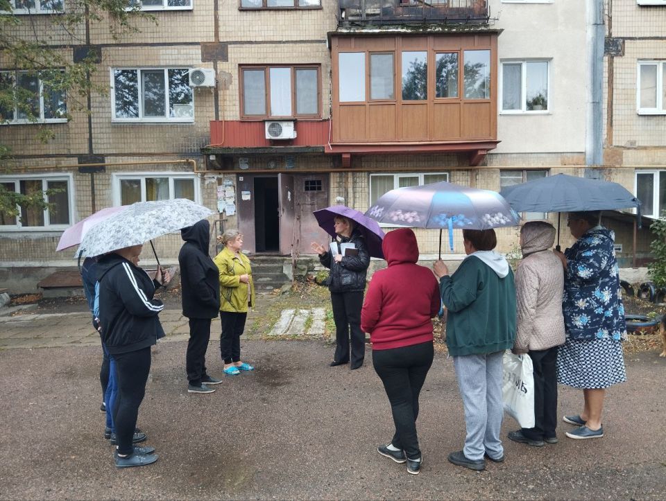 18 сентября в Червоногвардейском внутригородском районе заместитель руководителя управы Татьяна Задорожная провела встречу с жителями жилого массива Крупской возле дома № 17 по улице Тухачевского 18 сентября в Червоногвардейском внутригородском районе заместитель руководителя управы Татьяна Задорожная провела встречу с жителями жилого массива Крупской возле дома № 17 по улице Тухачевского