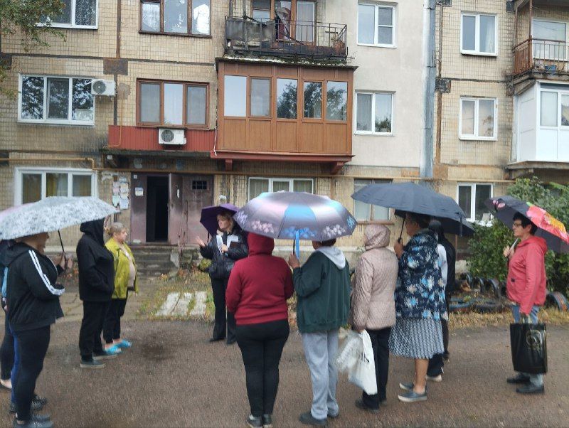 18 сентября в Червоногвардейском внутригородском районе заместитель руководителя управы Татьяна Задорожная провела встречу с жителями жилого массива Крупской возле дома № 17 по улице Тухачевского