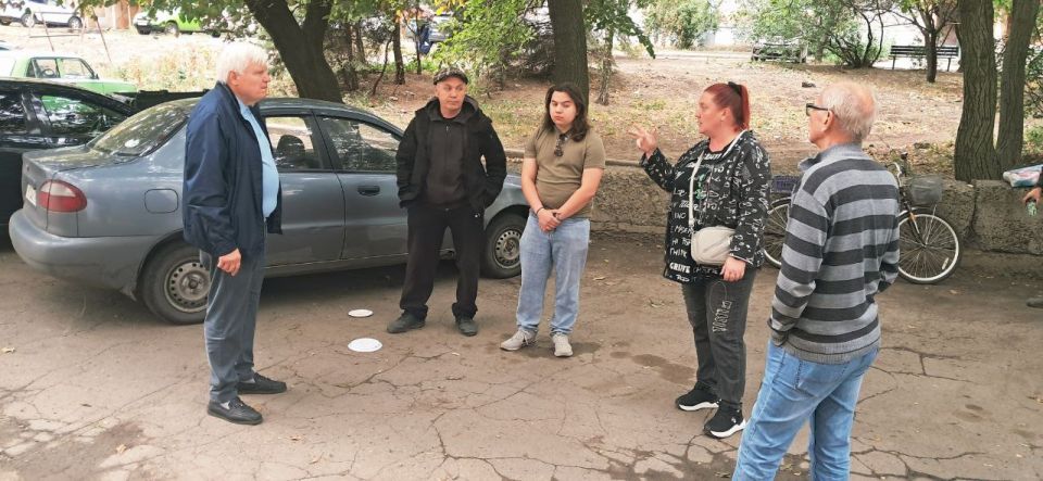 Сегодня, 18 сентября, руководитель Управы Центрально-Городского внутригородского района Владимир Меша провел встречу на подведомственной территории по адресу: г. Макеевка, мкр. Солнечный, 22 Сегодня, 18 сентября, руководитель Управы Центрально-Городского внутригородского района Владимир Меша провел встречу на подведомственной территории по адресу: г. Макеевка, мкр. Солнечный, 22