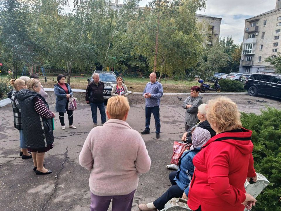 Сегодня, 19 сентября, первый заместитель руководителя Управы Советского внутригородского района Администрации городского округа Макеевка Сергей Савельев провел встречу с населением водворе домов № 16 № 25 по улице Ломоносова Сегодня, 19 сентября, первый заместитель руководителя Управы Советского внутригородского района Администрации городского округа Макеевка Сергей Савельев провел встречу с населением водворе домов № 16 № 25 по улице Ломоносова