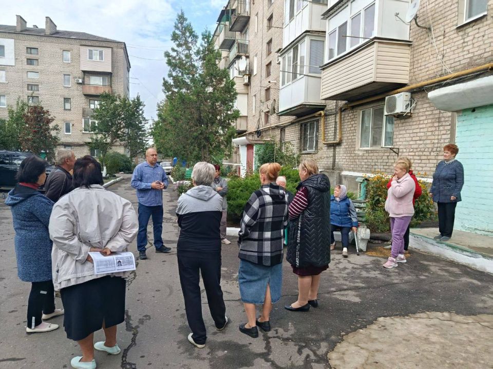 Сегодня, 19 сентября, первый заместитель руководителя Управы Советского внутригородского района Администрации городского округа Макеевка Сергей Савельев провел встречу с населением водворе домов № 16 № 25 по улице Ломоносова