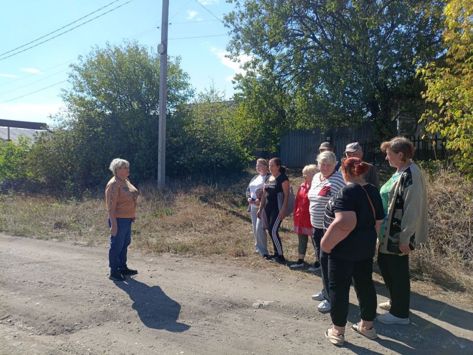 #80регион. Во исполнение поручения Главы Республики Дениса Пушилина, 19 сентября спикер-активист Светлана Пархоменко провела встречу с жителями пгт Землянки по ул. Щорса, 12 #80регион. Во исполнение поручения Главы Республики Дениса Пушилина, 19 сентября спикер-активист Светлана Пархоменко провела встречу с жителями пгт Землянки по ул. Щорса, 12