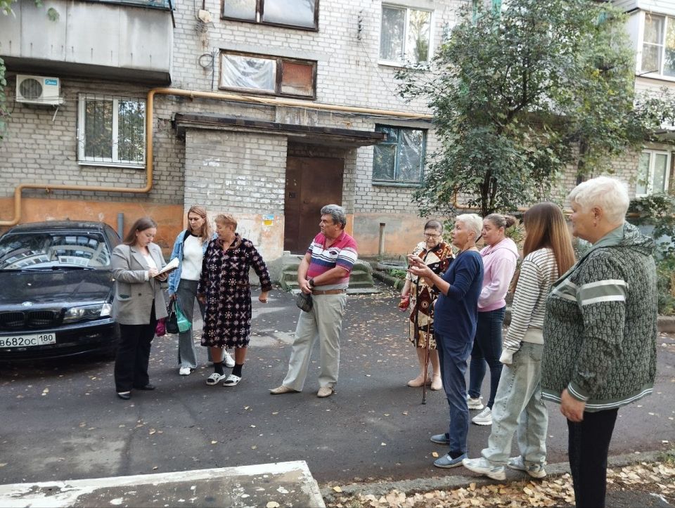 19 сентября в Червоногвардейском районе состоялась встреча заместителя председателя Макеевского городского совета ДНР, депутата Макеевского городского совета ДНР первого созыва Алены Трякиной с жителями жилого массива... 19 сентября в Червоногвардейском районе состоялась встреча заместителя председателя Макеевского городского совета ДНР, депутата Макеевского городского совета ДНР первого созыва Алены Трякиной с жителями жилого массива...