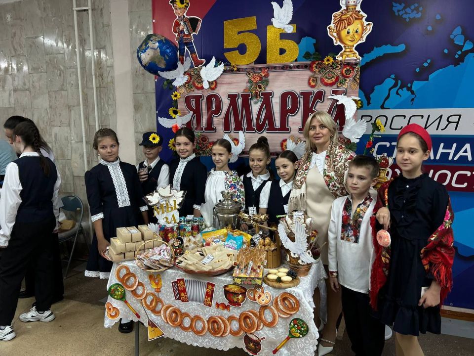 Друзья, вот и отгремела наша чудесная Благотворительная ярмарка «Миру — мир!» Друзья, вот и отгремела наша чудесная Благотворительная ярмарка «Миру — мир!»