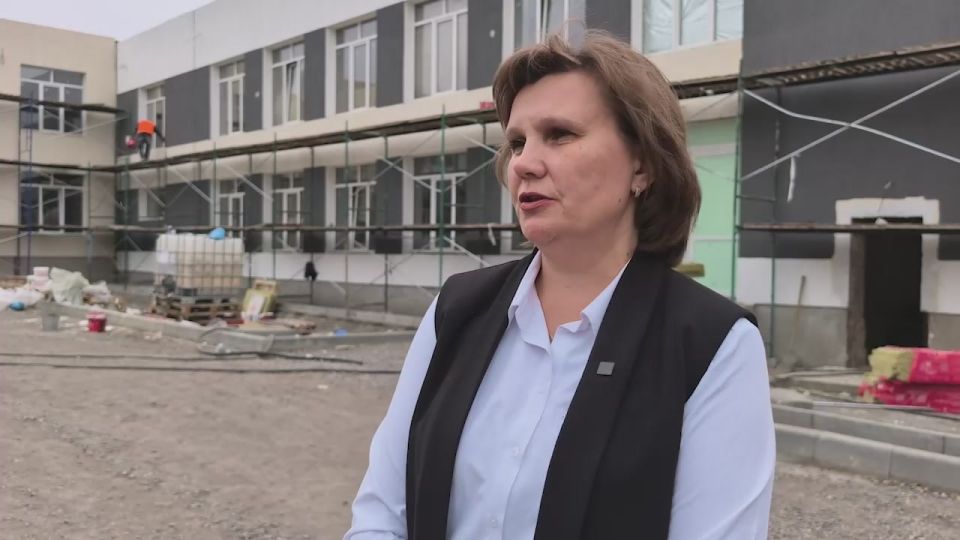 В макеевской школе №1, здание которой пострадало в результате обстрела, завершается капитальный ремонт