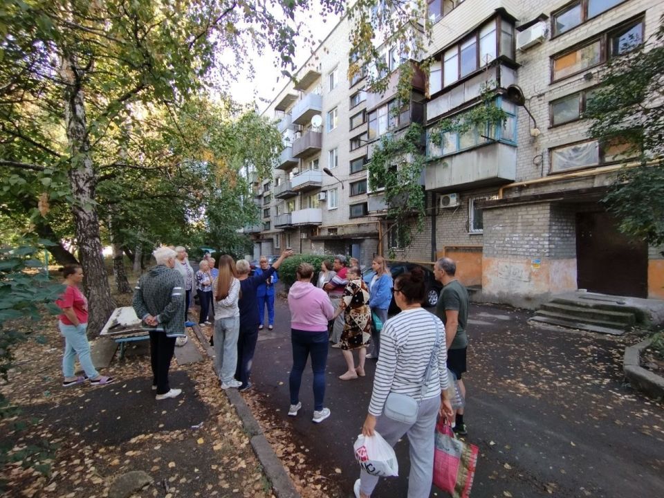 19 сентября в Червоногвардейском районе состоялась встреча заместителя председателя Макеевского городского совета ДНР, депутата Макеевского городского совета ДНР первого созыва Алены Трякиной с жителями жилого массива... 19 сентября в Червоногвардейском районе состоялась встреча заместителя председателя Макеевского городского совета ДНР, депутата Макеевского городского совета ДНР первого созыва Алены Трякиной с жителями жилого массива...