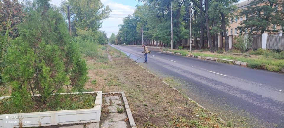 Сегодня, 19 сентября, в Кировском внутригородском районе города Макеевки продолжаются работы по покосу сорных и карантинных трав Сегодня, 19 сентября, в Кировском внутригородском районе города Макеевки продолжаются работы по покосу сорных и карантинных трав