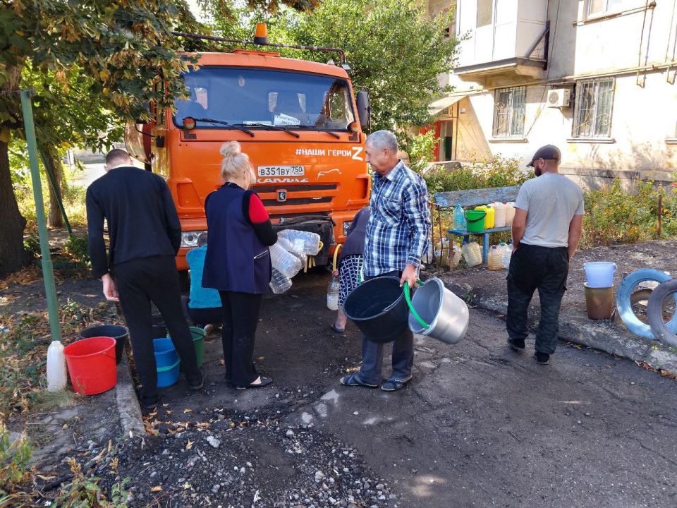 Для обеспечения водой жителей района Управой Кировского внутригородского района при поддержке региона-шефа Московская область ежедневно осуществляется подвоз воды для жителей домов, в которые в установленный графиком день не...