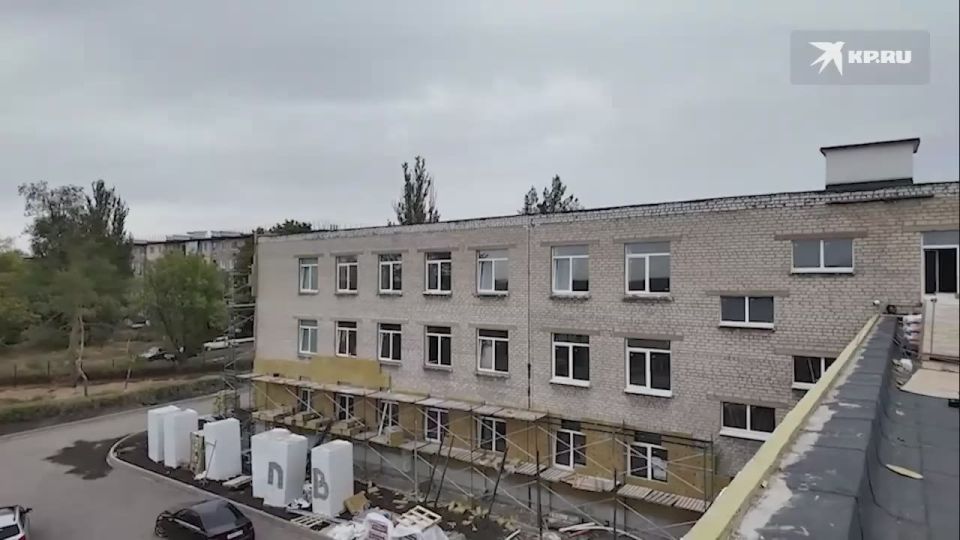 «Скоро дети вернутся за родные парты»: В Макеевке восстанавливают школу, пострадавшую от обстрела ВСУ в 2024 году