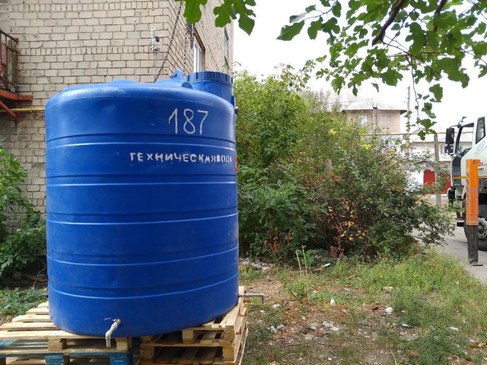 Сегодня, 20 сентября, с целью обеспечения населения водой в Кировском внутригородском районе города Макеевки в жилом массиве «Путь Ильича» проведены работы по установке ёмкости для разбора технической воды населением возле...