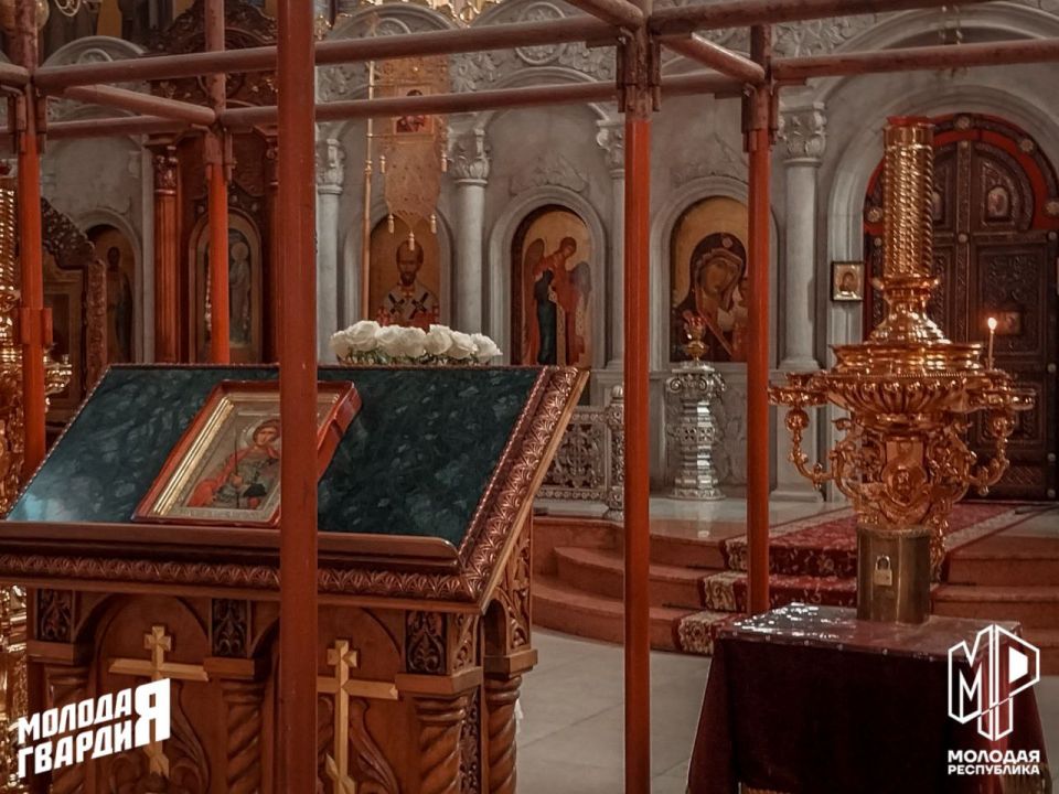 Молодёжь Макеевки посетила Свято-Георгиевский собор Молодёжь Макеевки посетила Свято-Георгиевский собор