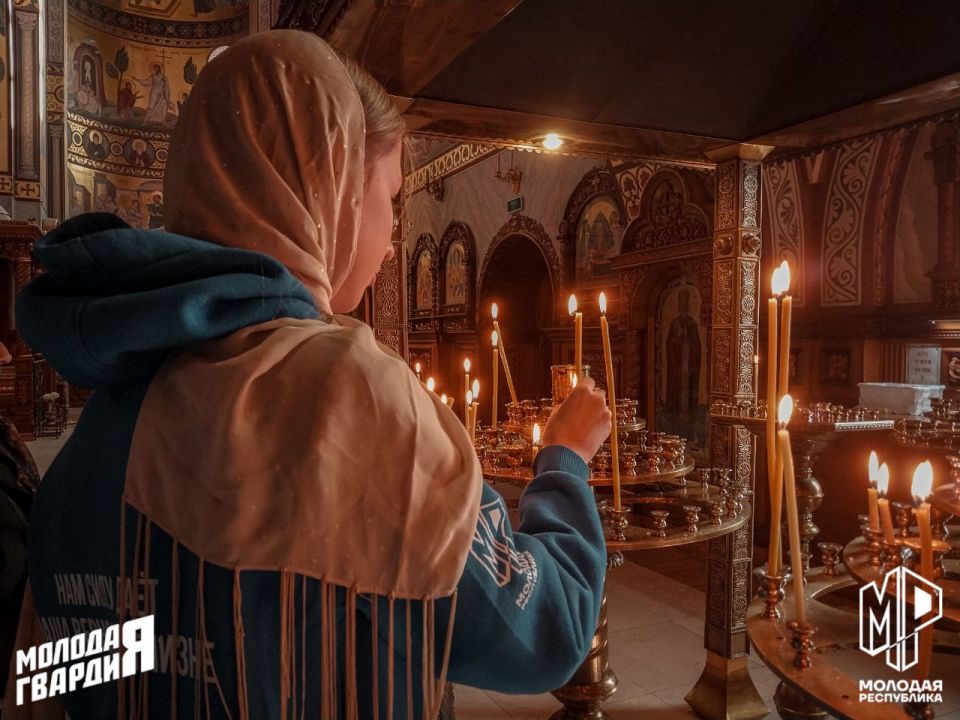 Молодёжь Макеевки посетила Свято-Георгиевский собор Молодёжь Макеевки посетила Свято-Георгиевский собор