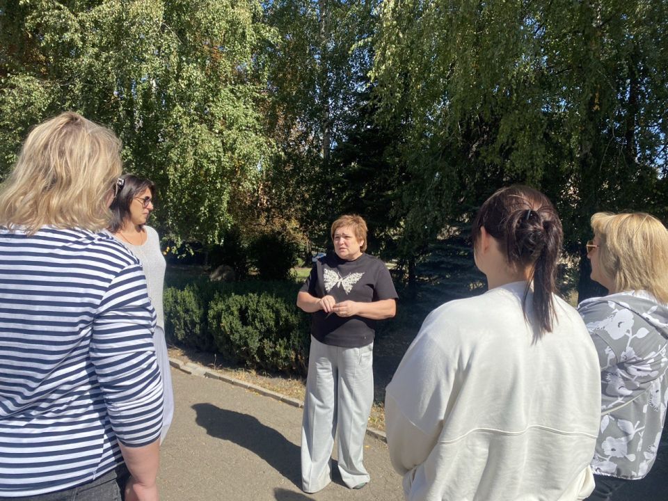 В рамках поручения Главы ДНР Дениса Пушилина депутат #Комитет_по_образованию_науке_культуре_и_делам_общественных_организаций Наталья Бурцева (фракция «Единая Россия») провела встречу с жителями квартала Химик в Макеевке