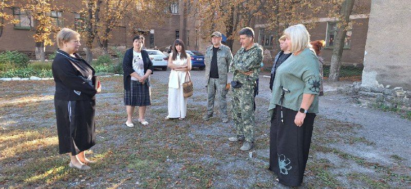 Сегодня, 22 сентября, заместитель руководителя Управы Советского внутригородского района Администрации городского округа Макеевка Надежда Прокапович провела встречу с населением возле дома № 1А по улице Кирова Сегодня, 22 сентября, заместитель руководителя Управы Советского внутригородского района Администрации городского округа Макеевка Надежда Прокапович провела встречу с населением возле дома № 1А по улице Кирова