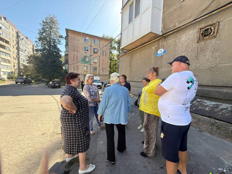 22 сентября, первый заместитель руководителя Управы Центрально-Городского внутригородского района Инна Кисенко совместно с депутатом Народного Совета Натальей Бурцевой провели встречу с населением по адресу: г.о. Макеевка... 22 сентября, первый заместитель руководителя Управы Центрально-Городского внутригородского района Инна Кисенко совместно с депутатом Народного Совета Натальей Бурцевой провели встречу с населением по адресу: г.о. Макеевка...