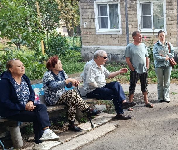 Сегодня, 22 сентября, заместитель руководителя Управы Советского внутригородского района Надежда Прокапович провела встречу с населением возле дома № 5 ул. Кулабухова Сегодня, 22 сентября, заместитель руководителя Управы Советского внутригородского района Надежда Прокапович провела встречу с населением возле дома № 5 ул. Кулабухова