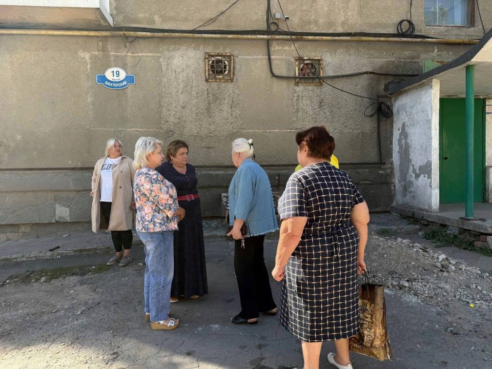 22 сентября, первый заместитель руководителя Управы Центрально-Городского внутригородского района Инна Кисенко совместно с депутатом Народного Совета Натальей Бурцевой провели встречу с населением по адресу: г.о. Макеевка... 22 сентября, первый заместитель руководителя Управы Центрально-Городского внутригородского района Инна Кисенко совместно с депутатом Народного Совета Натальей Бурцевой провели встречу с населением по адресу: г.о. Макеевка...