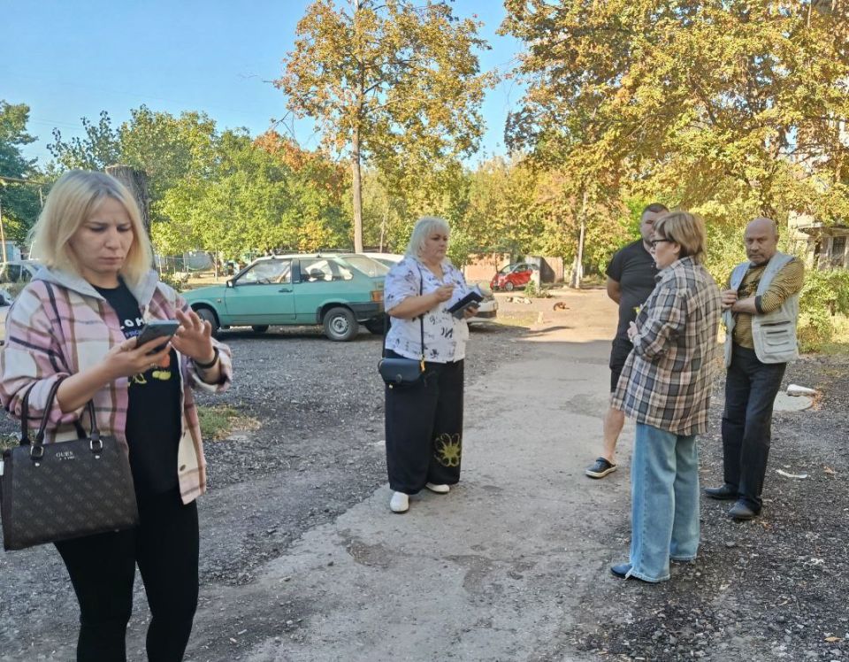 Сегодня, 22 сентября, в Советском внутригородском районе депутат Макеевского городского совета Донецкой Народной Республики первого созыва Оксана Бевцык провела встречу с населением возле дома № 17 по улице Кулабухова Сегодня, 22 сентября, в Советском внутригородском районе депутат Макеевского городского совета Донецкой Народной Республики первого созыва Оксана Бевцык провела встречу с населением возле дома № 17 по улице Кулабухова