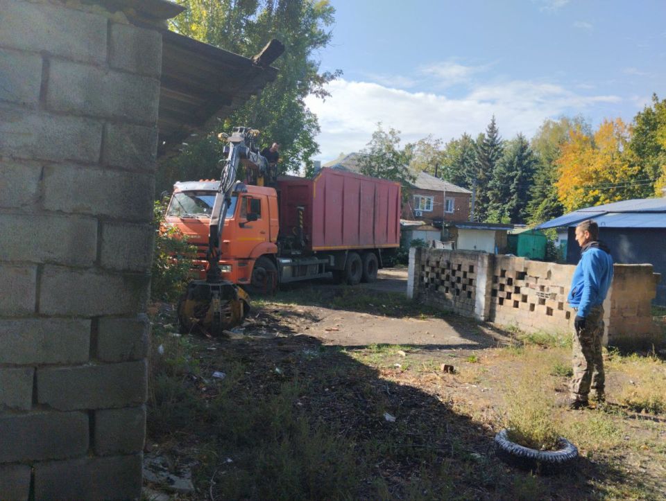 19 сентября с целью приведения территории в надлежащее санитарное состояние выполнены работы по вывозу крупногабаритных накоплений мусора на контейнерных площадках по адресам: ул. Ленина, д. 137, д. 153, д. 155; мкр....