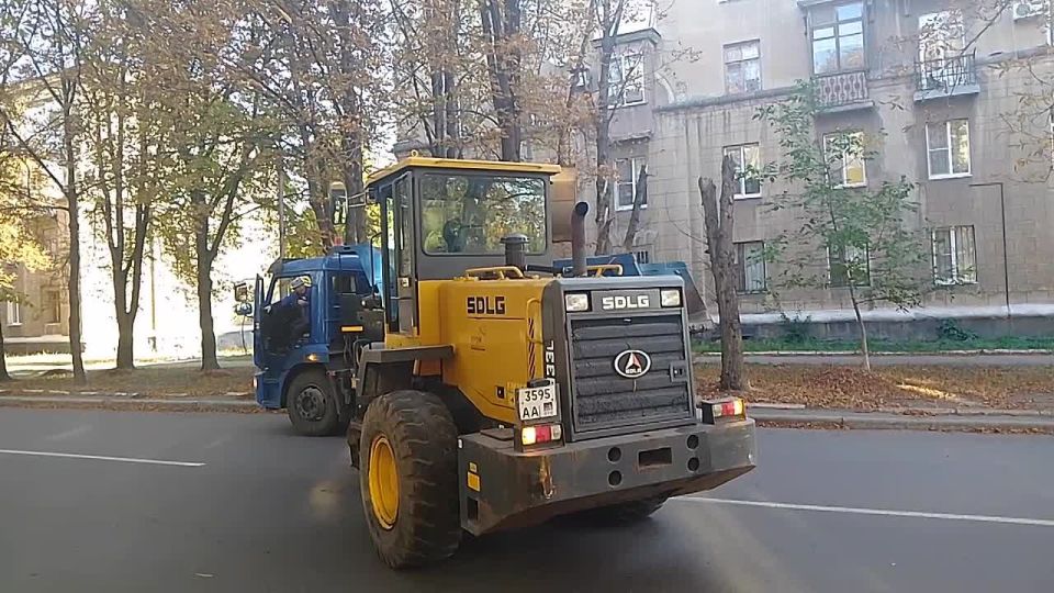 Сегодня, 22 сентября, с целью приведения территории в надлежащее санитарное состояние силами МУП АГМ «Перспектива» продолжаются работы по уборке территории по ул. Депутатской. Ведутся работы по вывозу собранной листвы