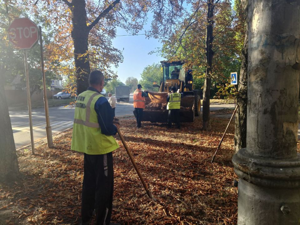 Сегодня, 22 сентября, с целью приведения территории в надлежащее санитарное состояние силами МУП АГМ «Перспектива» продолжаются работы по уборке территории по ул. Депутатской. Ведутся работы по вывозу собранной листвы Сегодня, 22 сентября, с целью приведения территории в надлежащее санитарное состояние силами МУП АГМ «Перспектива» продолжаются работы по уборке территории по ул. Депутатской. Ведутся работы по вывозу собранной листвы