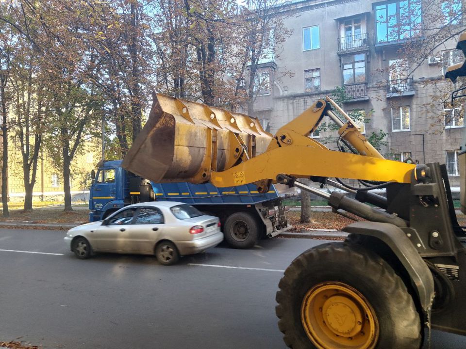 Сегодня, 22 сентября, с целью приведения территории в надлежащее санитарное состояние силами МУП АГМ «Перспектива» продолжаются работы по уборке территории по ул. Депутатской. Ведутся работы по вывозу собранной листвы Сегодня, 22 сентября, с целью приведения территории в надлежащее санитарное состояние силами МУП АГМ «Перспектива» продолжаются работы по уборке территории по ул. Депутатской. Ведутся работы по вывозу собранной листвы