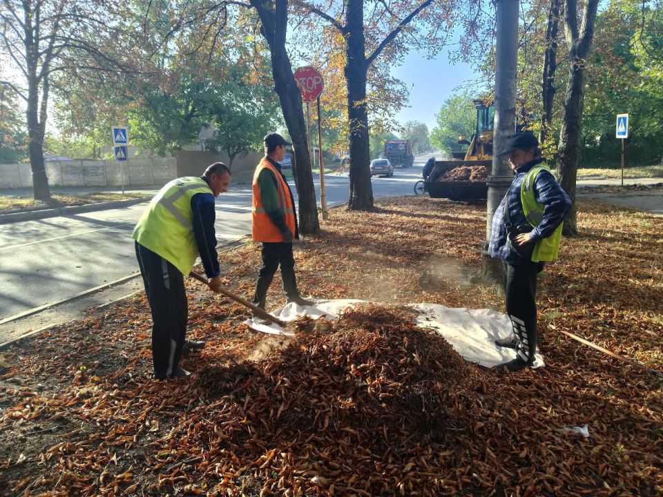 Сегодня, 22 сентября, с целью приведения территории в надлежащее санитарное состояние силами МУП АГМ «Перспектива» продолжаются работы по уборке территории по ул. Депутатской. Ведутся работы по вывозу собранной листвы Сегодня, 22 сентября, с целью приведения территории в надлежащее санитарное состояние силами МУП АГМ «Перспектива» продолжаются работы по уборке территории по ул. Депутатской. Ведутся работы по вывозу собранной листвы
