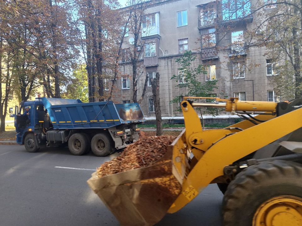 Сегодня, 22 сентября, с целью приведения территории в надлежащее санитарное состояние силами МУП АГМ «Перспектива» продолжаются работы по уборке территории по ул. Депутатской. Ведутся работы по вывозу собранной листвы Сегодня, 22 сентября, с целью приведения территории в надлежащее санитарное состояние силами МУП АГМ «Перспектива» продолжаются работы по уборке территории по ул. Депутатской. Ведутся работы по вывозу собранной листвы